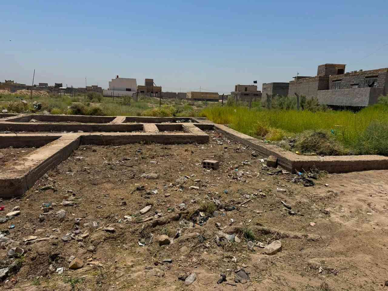 السلام عليكم قطعه للبيع طريق مشيمش وره البزل تبعد عن الشارع العام 100متر بيه بتلو وخريطه كامله طابو زراعي حي متكامل المساحه 250 واجه 16نزال  نزلل 16اله ربع السعر 17مليون استفسار ***********

