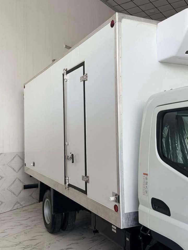 Ari Haji Farhan Company 

🚨 عرض ذهبي لا يتعوّض 🚨

✨ كانتر ميتسوبيشي فوسو موديل ٢٠٢٦ ✨

🚚 سفر كم – براد إماراتي أصلي

🔹 عزل حراري قوي سماكة ١٠ سم

🔹 جهاز ياباني متصل
❄️ تجميد + تبريد بأعلى كفاءة
❄️ يتحمل الشغل الثقيل ويشتغل بثبات بكل الأجواء

✅ ضمان ٦ أشهر كامل
— على البوكس
— وعلى جهاز التبريد

🚛 سيارة جاهزة للشغل فوراً
مناسبة لنقل:
🥩 لحوم | 🐟 أسماك | ❄️ مواد مجمدة | 🥦 مواد غذائية

💎 مواصفات عالية + اعتماد تجاري
💰 سعر منافس + ثقة وجودة

📍 العنوان: العراق – أربيل
🏢 شركة آري حجي فرحان للسيارات
📞 ***********
📞 ***********
موقعنا 📍
https://share.google/w7Ta4ULRFlg1gNkXc

📍عنوان اربيل خلف شارع ١٠٠م قريب تقاطع مخمور 

⚠️ العدد محدود جداً
احجز اليوم وخلّي شغلك يبرد ويكسب ويان

#FusoCanter #canter #truck #fusotruck #iraq #kurdistan #شاحنات
