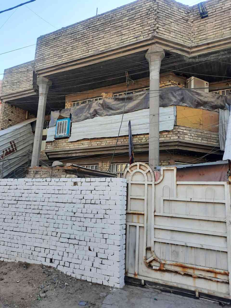 السلام عليكم 
مشتملات للبيع المساحة الكليه 250متر الواجه 12ونص والنزال 20متر 

كل مشتمل مساحة 125 متر الواجه 6 وربع ونزال 20متر 
كل مشتمل يحتوي على مدخلين مدخل على المطبخ ومدخل على الاستقبال. حولي وغرفة نوم وخدمات. 
الطابق الثاني ثلاث غرف نوم وخدمات وبيتونه وسطح تحت الاشتايكر فلين عازل للحراره يعني الطابق الثاني بارد بالصيف المشتملات يحتاج كاشي الطابق الارضي والواجه وباقي المشتملات كامل 
الاستفسار الاتصال على الرقم صاحب العقار 
أبو سجاد 
***********
***********

العنوان. بغداد.السيديه قرب تقاطع درويش
                 (منطقة 100دار)
