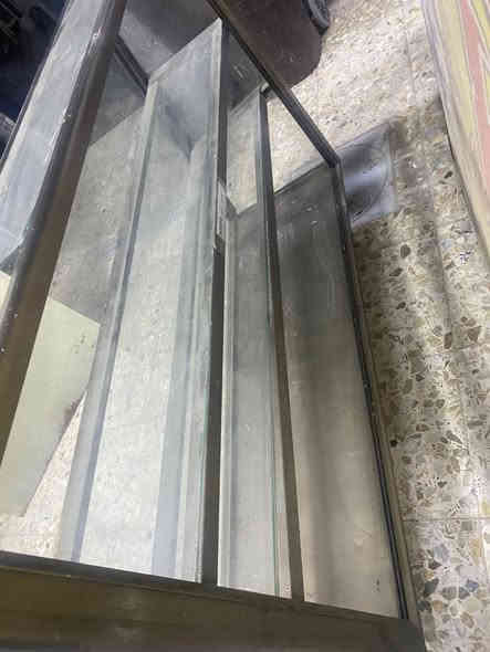 أثاث صيدله دواليب عدد ٦
وفاترينات الامينوم عدد ٢. ***********
