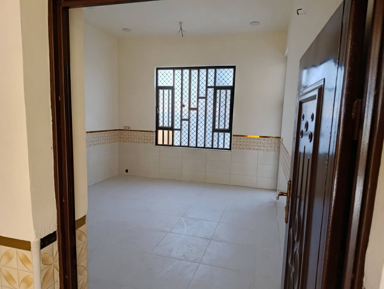 دار للبيع بناء حديث ما مسكون جديد المساحه ٢٠٠م واجه ١٠ يحتوي على غرفتين نوم صاله مبطخ إستقبال
المدائن منطقه بريجان ع شارع الرئيسي 
زراعي ١١٧ ماشيه معامله تتطويب 
للاستفسار الاتصال ***********
