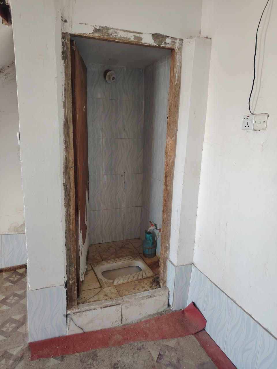 سلام عليكم بيت البيع عد ال معالي ١٠٠ متر بي غرفه وبراني وصحيات وهول ومطبخ مرمم جديد خدمات ماي وكهرباء وقريب عل شارع العام ١٣ مليون وبي مجال زراعي مكاتبه فقط ***********
