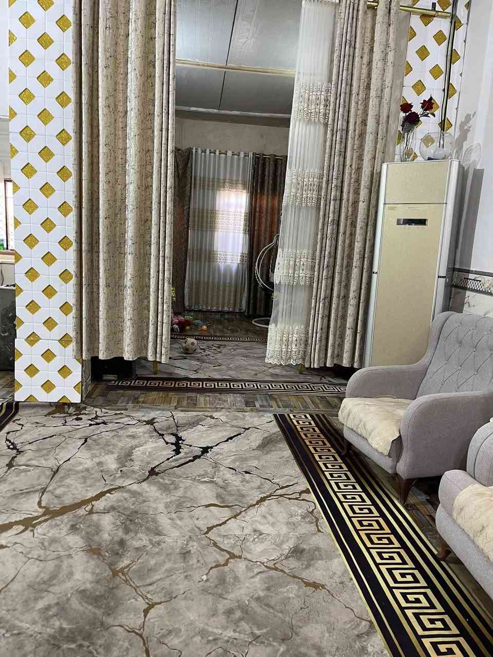 السلام عليكم بيت للبيع المساحه ١٢٥م يتكون من مضيف وهول و وغرفه ومطبخ وحمامات داخليه وخارجيه ومنور وطارمه  كل الخدمات متوفره حي رشيد قرب المولده الخاص مغلق غير متواجد ع الفيس هذا رقمي ***********
