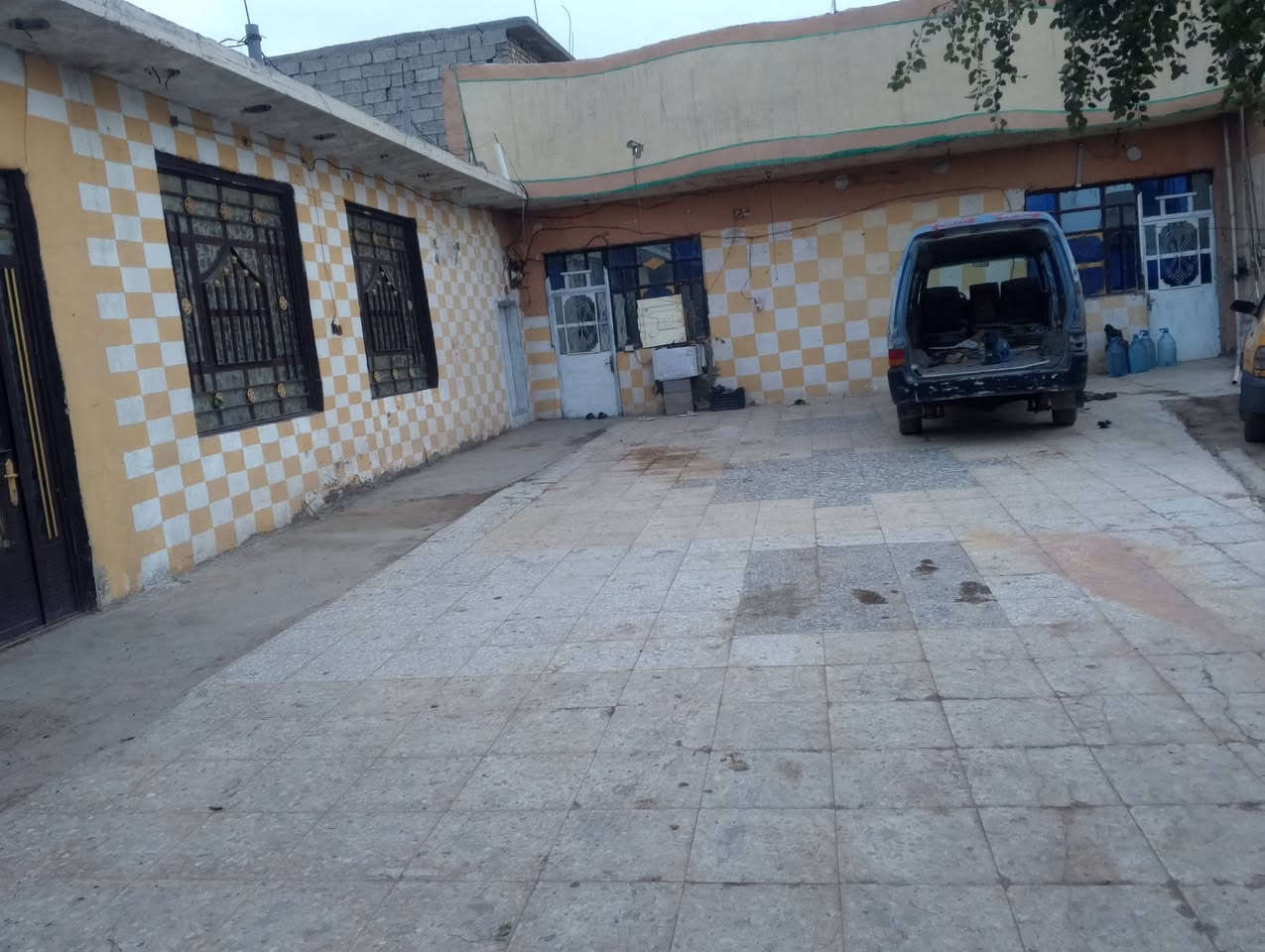 السلام عليكم بيت للبيع المساحة 650متر منطقة الحسينية المعامل غرفتين نوم 4×6 صالة 8مترات مع مطبخ 4×6 حمام داخلي  استقبالة 16متر صب مسلح مع حمامات 2 تواليتات 2 طرمة كاشي مع كراج صب مسلح مع بابين حوش  ‏‪***********‬‏ مع مساحة اضافية مع الدار
