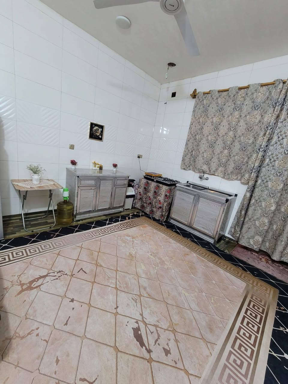 السلام عليكم  بيت للبيع مساحة ١١٨
طابق ونص استقبال ومطبخ وغرفة نوم وصاله والطابق الثاني غرفة نوم كبير  بناء طابوك ارضيه رفت كامل عايز بس ارضيه 
نوع العقار زراعي ١١٧ دور الصحة الثانيه قرب شارع ٤٠  ***********
