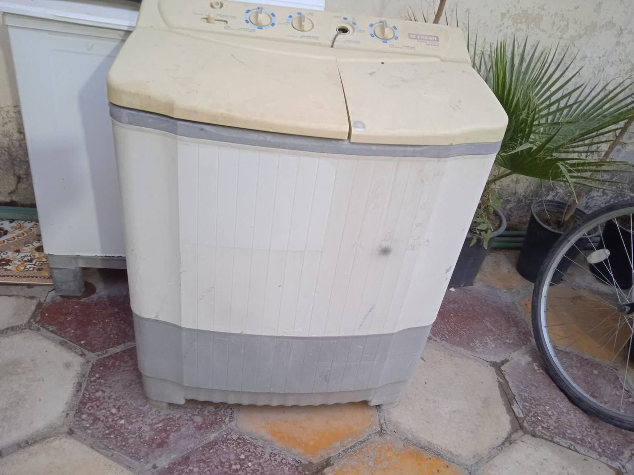 للبيع 
ثلاجه عوزه بس متطور اريده ب50
الغساله شغاله بس جفاف عاطل اريده 20


**إذا كنت صاحب هذا الإعلان وتريد حذفه لأي سبب، رجاءا أرسل رسالة إلى الدعم الفني**