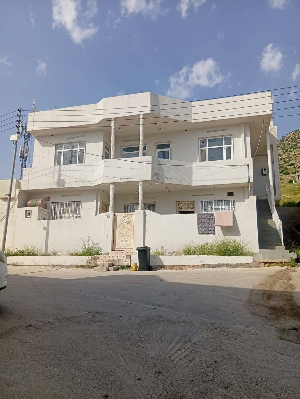 السلام وعليكم بيع مستعجل
بيت طابقين في أيتيتي دهوك مساحه البناء 170 متر ركن 
موقع البيت جنوب شرق كل طابق يتكون من ( استقبال + هول + غرفتين . غرفه سويدي + مطبخ + مشتملات ) والطابق الثاني نفس الشي درج داخلي و خارجي .
واي استفسار الاتصال على الرقم 
***********
