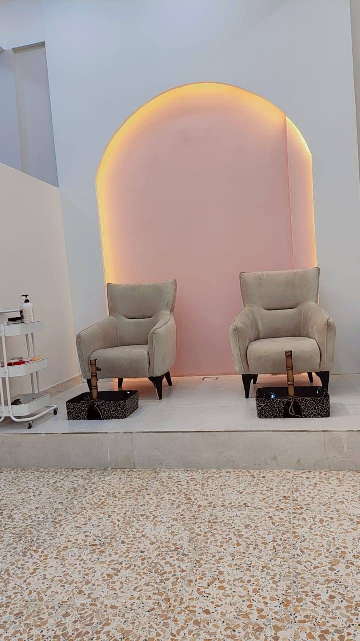 غراض صالون نظيفه 
كراسي  ٢واحد ١٥٠
عرباين الوحده ب١٥
مغاسل منكير وبدكير مع خلاطاتهن,وحده ٥٠
كراسي المنكير٢ب٢٠٠
جهاز تبخير ب٥٠
ديكورات متحركه ١٥٠
المرايات الوحده ٥٠
وميوزه ابيض ٢
مغاسل شعر 
حله/ شارع ٨٠
***********
ملاحظه: اني مندوبه مكلفه بالنشر أي إستفسار رقم يمكم👆بي واتس
