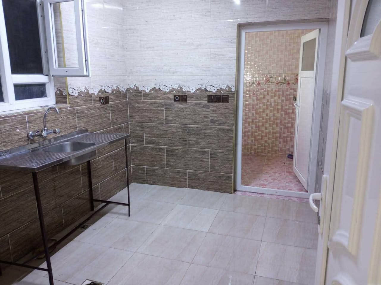 مشتمل للايجار طابق ثاني حي الواسطي خلف صيدلية الهدى غرفة نوم استقبال مطبخ صحيات سعر٢٠٠ للاسف أكثر ***********
