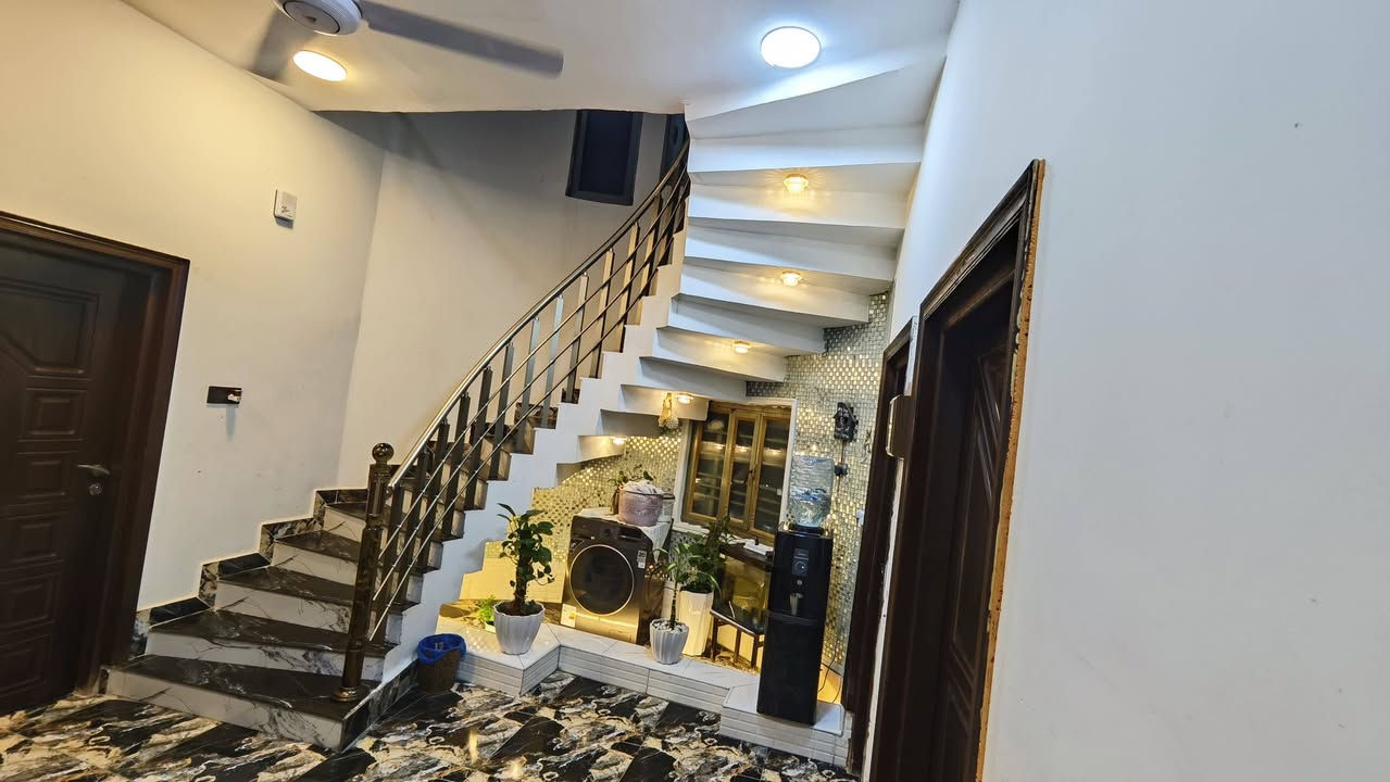 بيت للبيع مع الاثاث موقع البيت التنومه شط العرب البراجعه المساحه 200 طابقين يحتوي على 6غرف تفاصيل اكثر تواصل على الرقم ***********
