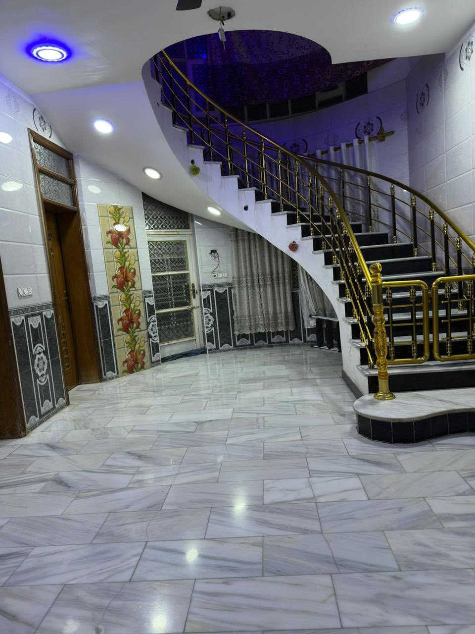 سلام عليكم يوجد دار للبيع حي الاساتذة الاولى موقع مميز جدا المساحة ٣٠٠ مترطابوصرف
المحتويات الدار طابقين الطابق الاول ٢غرف نوم صالة هول مطبخ صحيات الارضية الارضية الارضية مرمر كراج سيارة وحديقة الطابق الثاني ٣غرف نوم هول صالة مجمع صحيات بناء حديث درجة اولى 

السعر خاص او رقم الهاتف 

الاستفسار عل الرقم ***********

مكتب عقارات الزيتون 

العنوان المكتب الزيتون شارع60 مدخل حي الحسين الكرامة الشارع مقابل مدينة حمورابي السياحية مقابل ستوديو مصور دبي مقابل صيدلية نارنج
