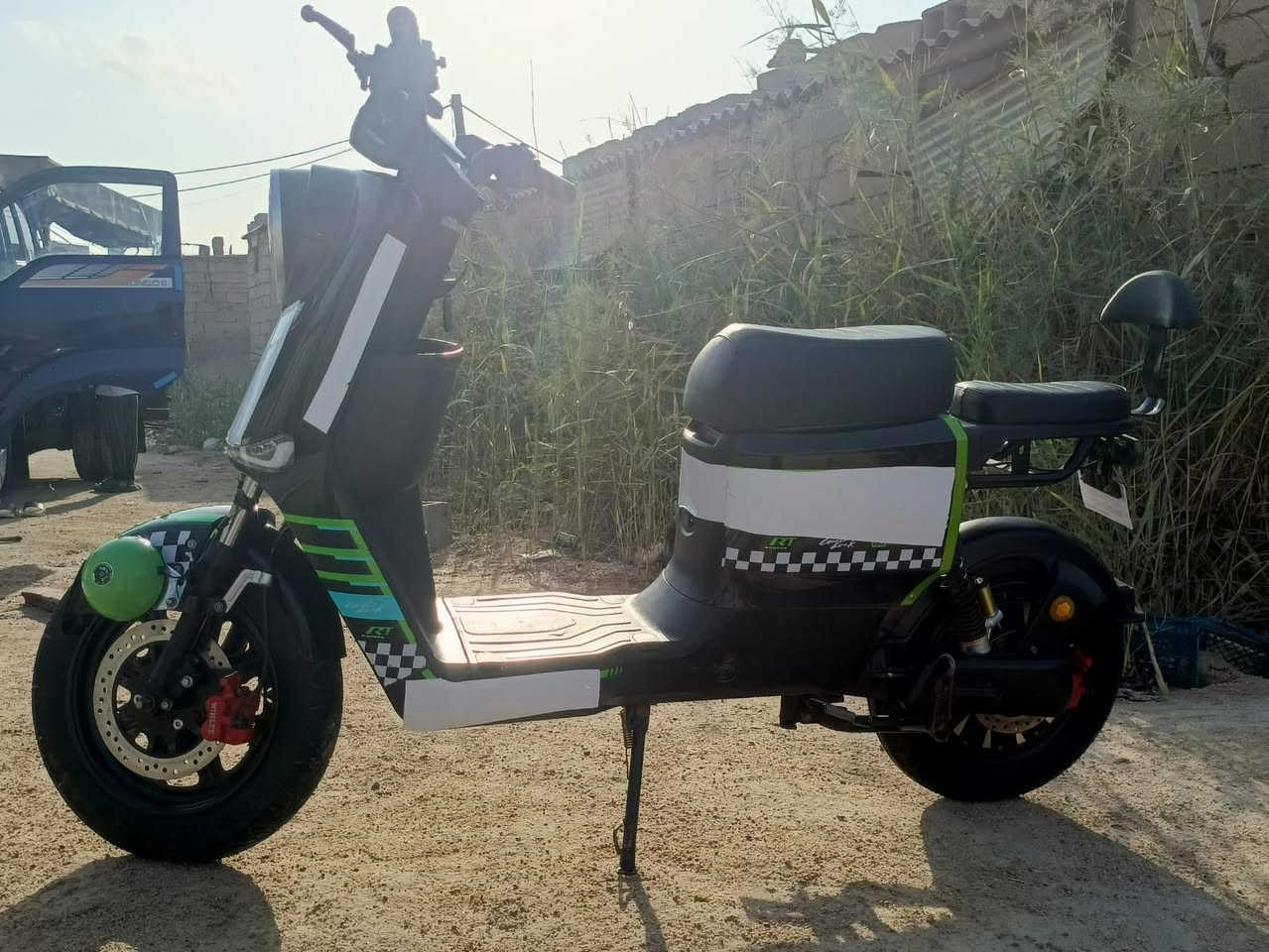 السلامً عليكم 

دراجه للبيع اسمه RT موديل 2024 

دراجه جديده بحاله الوكاله 

اربع نمر سرعه ٩٩ والدراجه سريعه

بيه هورن عالي ستوني شديته 

وبيه  وبلوتوث  

وبيه نضام البارك P وقوف وبيه بك R رجوع اله الخلف 

وكلوباته واشايره كلهن شغلات

البطاريات موديل 2026 خمسه دبل 32 امبير بعدهن جدد 

الدراجه بيه بصمه وكارت وسويجات اثنين 

الدراجه عل فحص جديده 

سعره 525  وبيه مجال قليل 

المكان بصره شط ألعرب تنومه 

الرقم ***********
