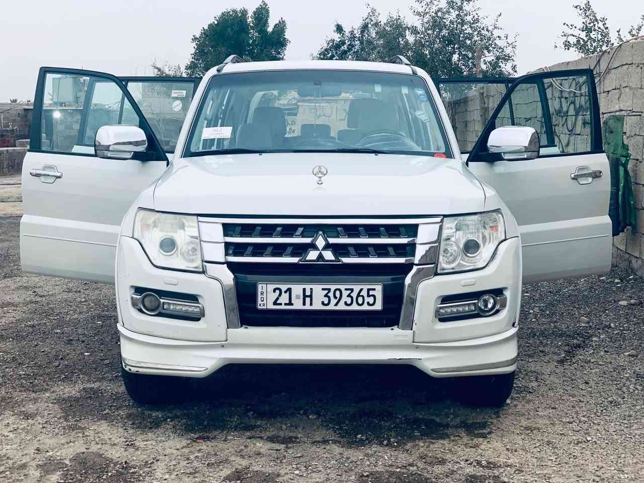 السلام عليكم باجيرو 2015 
للبيع او مراوس حسب القناعة 
فول مواصفات حبتور 
فتحة كشنات جلد 
كشنات كهرباء حساسات 
تحكم ستيرن  ٣ جهات 
اشاير بالمري 
لايت زنون 
حجم المحرك 3500 المرغوب 
بيها جاملغ الخلفي صبغ اثر جراد فقط لا ضربة ولا معجون  
***********
