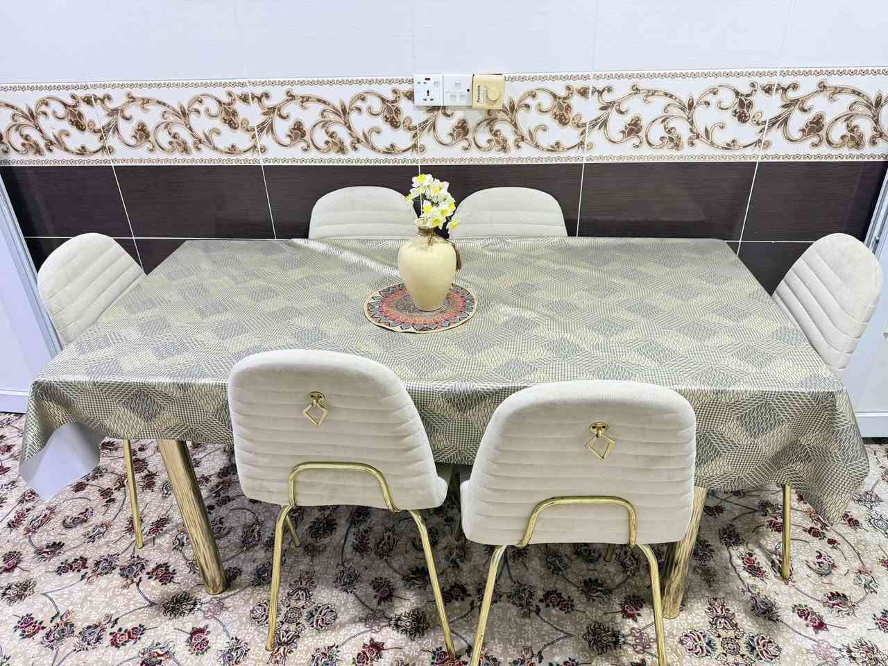 بۆ مەعامەلە تێل بۆ من مەکە قوفڵی هەردووکی ٥٣٠ هەزارە  بەس قەنەفەکە ٦گەڵای تێ چوە ئێڵ ١٠نەفرییە ئیسفەنجی پاندای ١٤سم لەسەرە هێشتا زەمانی ماوە 
میزو کورسیەکەش ٦کورسیەکە شوخت چیە پێوەی نییە 
ماڵ سێنی فەرموو ئەوە ماڵ 

***********
هەرچیت هەیە لێو ئەکرم 
بۆ مەعامەلە تێل مەکە کێ زووهات پیرۆزی بێت
