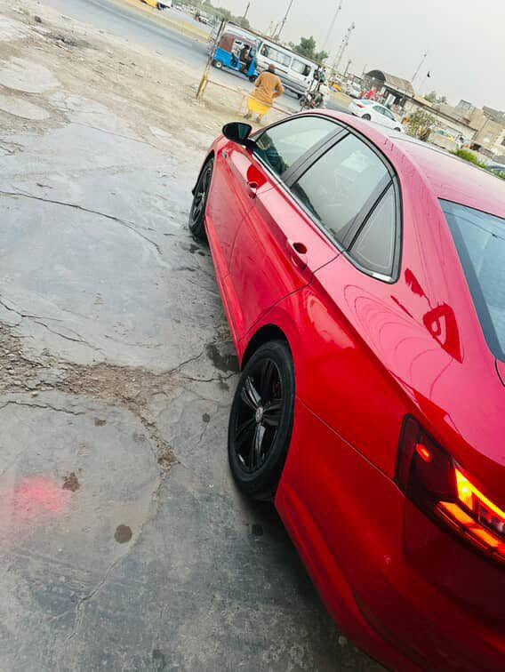 السلام عليكم
للبيع فولكس واجن جيتا 2019 – فئة R-Line (فل مواصفات)

🔹 محرك 1.4 TSI تيربو – اقتصادي وقوي
🔹 ناقل حركة أوتوماتيك
🔹 تشغيل بصمة (Push Start)
🔹 دخول ذكي بدون مفتاح (Keyless Entry)
🔹 مقاعد جلد مع تدفئة
🔹 فتحة سقف
🔹 شاشة معلومات وترفيه كبيرة

🔹 عرض المعلومات على الزجاج الأمامي (HUD)
🔹 دركسون مالتي فنكشن
🔹 مثبت سرعة
🔹 مثبت سرعة متكيف (ACC)
🔹 تكييف أوتوماتيك
🔹 حساسات  وخلفية
🔹 مرايا كهربائية قابلة للطي
🔹 نظام Auto Hold
🔹 فرامل يد كهربائية
🔹 نظام Start/Stop لتوفير الوقود
🔹 حساس مطر
🔹 حساس إنارة
🔹 نظام مراقبة ضغط الإطارات (TPMS)
🔹 نظام مراقبة النقطة العمياء
🔹 نظام التحكم على المنحدرات
🔹 مصابيح أمامية زينون
🔹 مصابيح خلفية LED
🔹 جنوط R-Line رياضية
🔹 8 وسائد هوائية

✅ صدر السيارة سليم وجديد
✅ تخم تايرات جديد
✅ صندوق كهربائي مع تحكم عن بُعد
✅ محرك وجير بحالة ممتازة
✅ مكيف ثلج
✅ السيارة كاملة من جميع النواحي ولا تحتاج أي مصروف

ملاحظة:
حادثها دعامية أمامية وشبر بالبنيد فقط، بدون أي ضرر بالدواخل، وجميع الإيربكات سليمة، مع بعض الاضرار و الرصعات موضحة بالصور.

📍 رقم أربيل شرط التحويل
📞 ***********
العنوان بغداد 

💰 السعر خاص للجادين فقط
