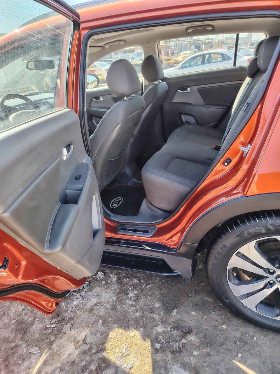 سلام عليكم للجبيع كياء سبورتنج موديل 2013 خليجي    مكفولا ت من صبغ والتبديل والجراد سياره جاهزه صدر أمامي خلفي جديد رقم انكليزي  هزه جديده بسمي مكينه وكير مكفولات السعر ١٤٥
 مامفتوحات فول مواصفات عده البصمه اصل خليجي مو كوريه مكاني بغداد حي البتول ***********
