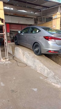 النتراء 20 رصاصي بيها جملغ خلفي وقبق جنطه مصلحت وبيها صبغ بابين شخط ما...