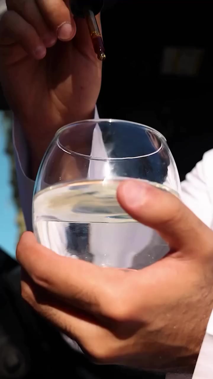 ---العكبر السائل المركز الاخضر البرازيلي توفر مجددا بحلته الجديده 

*🟡 العكبر… صيدلية النحل وأعجوبته التي حيّرت العلماء*

منذ أن خلق الله النحل، جعل في منتجاته شفاءً للناس، وكان العَكبر — أو البروبوليس — واحدًا من أعظم الكنوز العلاجية التي أودعها الله في هذا الكائن العجيب.
فهو يُعد من أقوى المضادات الحيوية الطبيعية التي عرفتها البشرية، بما يحمله من طاقة شفائية ومفعول مذهل في مقاومة الأمراض.

مزاج العكبر*

العكبر بطبعه بارد يابس، كغيره من المضادات الحيوية النباتية المعروفة في طب الأعشاب، مثل:
لسان الحمل – بذور الخرفيش – عود الأراك – القوصان… وغيرها.

 قوّة العكبر العلاجية*

يحتوي العكبر على ثمانية أنواع من المضادات الحيوية، تجعله فعّالًا في مواجهة طيف واسع من الأمراض:

- مضاد للفيروسات
- مضاد للبكتيريا
- مضاد للفطريات
- مضاد للسرطان
- مضاد لجرثومة المعدة
- مضاد لالتهاب اللوزتين
- مضاد للجراثيم
- مضاد للالتهابات

وقد أذهل العلماء بخصائصه؛ ففي خلايا النحل، إذا دخلت حشرة لا يستطيع النحل إخراجها، يقوم بتغليفها بالعكبر، فتموت دون أن تتعفن أو تُصدر رائحة، مما يحفظ بيئة الخلية نقية.
كما يُستخدم العكبر لسد الشقوق وتحصين القفير، وهو سرّ من أسرار قوته المطهّرة.

---

*💪 فوائد العكبر للإنسان*

العكبر ليس مجرد مطهّر، بل هو منشّط للمناعة وفاعل في علاج العديد من الحالات، منها:

- التهاب اللوزتين الفيروسي
- الثآليل بأنواعها
- التهابات الجهاز التناسلي الفيروسية لدى النساء
- الفطريات والجروح المتعفنة
- الحروق وترميم الجلد
- تجديد خلايا البشرة ومقاومة التجاعيد
- التهابات المهبل والرحم والمبيض
- التهاب المعدة وجرثومة المعدة
- التهابات القولون
- تقوية جدار المعدة
- دعم وظائف الكبد والقلب
- تنشيط الكلى

إنه مادة شاملة، تُصلح الجسد، وتُساعد الخلايا على التعافي، وتُطهّر الجسم من الداخل والخارج.

خلاصة القول*

العكبر …صيدلية متكاملة، دواءٌ، مطهّر، مجدِّد للخلايا، ومعزز قوي للمناعة.
كنزٌ إلهي لا يزال العلم يكتشف أسراره يومًا بعد يوم

للحجز والاستفسار مراسله الصفحة أو واتس اب *********** @الجميع
