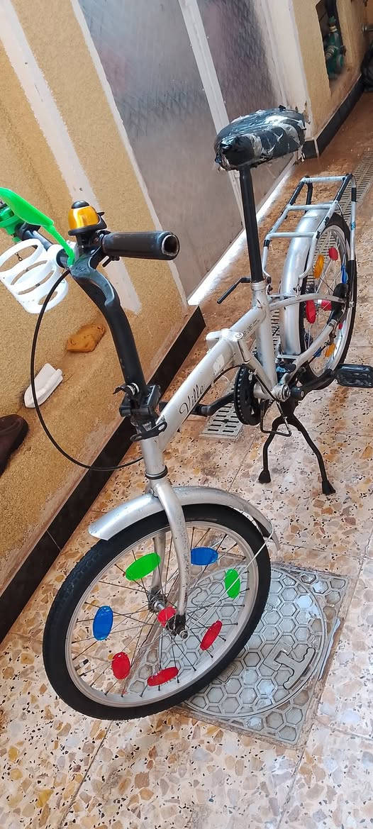 السلام عليكم بايسكل حجم 20للبيع تخم وياله تخم تاير زنجيل جديد مكينه جديده عكرب جديم مامصبوغ بلادي سعر 60 وبي مجال ***********
