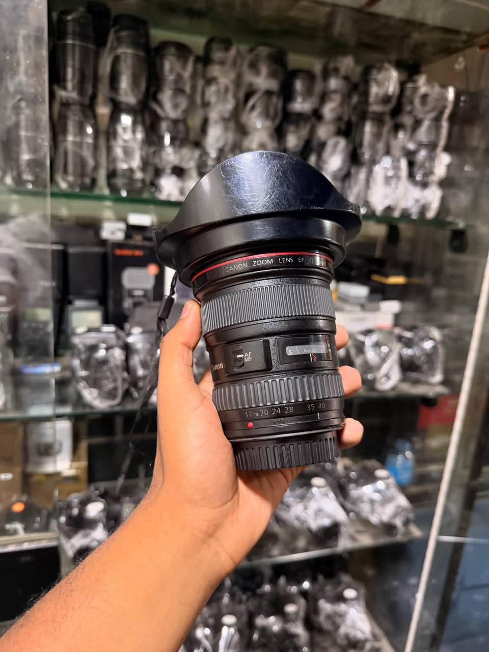 🌟 **عروض مميزة من Zoom Store
علي عدسه  17-40 canon
📷 **حالة العدسة**: ممتازة (زي ما واضح في الصور).  
✅ تشمل الكابات الأمامية والخلفية،

💰 **السعر**: [10 الف] جنيه.

📞 للتواصل: 0⃣1⃣1⃣0⃣0⃣5⃣3⃣4⃣8⃣7⃣3⃣

**لا تفوت الفرصة، احصل على عدستك الآن!** القاهرة, مصر


**إذا كنت صاحب هذا الإعلان وتريد حذفه لأي سبب، رجاءا أرسل رسالة إلى الدعم الفني**
