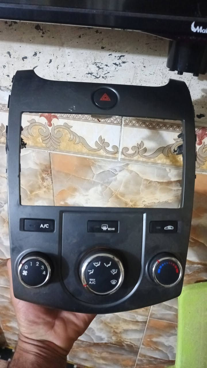 غراض سيراتو تفصيخ حاويه من موديل ٩ الى ١٣ والنترا من ٧الى ١١ يوجد توصيل جميع المحافظات 5000الف الاستفساررًالاتصال عل الرقم *********** الحجز واتساب أو خاص مصطفى موسى
