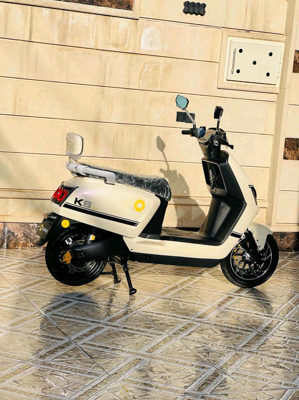 ✨ دراجة سونرا –SUNRA ✨
🚴‍♂️ من الصانع العملاق SUNRA العالمية – موديل 2026
بيها ضمان 3 سنوات ملف 
وا ضمان باتري سنة
وا عقل سنة ونص 
وبي بعد 30 شغله بيها ضمان
كتلوك موجود 
🔰 المواصفات:
🛞 ملف 1500 حقيقي برسنس حقيقي 100 بل 100 يعني جيب مال السوك المكتوب علي 3000 شرط العندي انشط
🔋 6 بطاريات كرافين كرافين مو عاديات  – 26 أمبير ⚡ 72 فولت
🚀 سرعة حقيقية 60 كم/س بتحكم 3 سرع
📏 مسافة مقطوعة بالشحنة الواحدة: 50 – 60  كم (حسب الاستخدام والسرعة والوزن المحمول)
حقيقي مو وهمي الكيج
 نضام P
🔄 نظام الرجوع للخلف R 
🛑 بريك هايدروليك دسك بكفاءة عالية
🌀 دبلات هايدروليك أمامي وخلفي – راحة ونعومة على الطرق
📺 شاشة رقمية لعرض المعلومات والسرعة
🔑 بصمة عدد 2 + تشغيل عن بعد وسويجين
🚨 جهاز إنذار ضد السرقة
💺 كشن سياحي مريح لشخصين
📦 مساحة تخزين واسعة تحت الكشن
🔌 منفذ شحن UPS للموبايل
💡 لد لايت أمامي عالي الوضوح + رماش عالي/واطي
🔴 بك لايت لد بتصميم مميز
🌟 لد أمامي وجانبي نهاري/ليلي عصري
🚦 إشارة رباعية لزيادة الأمان
🦾 استاند عدد 2 (وسطي + جانبي) بي حساس من ينزل ما يمشي المطور 
 ( ألون  مميز ) 
🚀 قوة وأداء لا مثيل له… خيارك الأمثل على الطريق
ماطور رزن تمشي بي 50 وتعوف ايدك لا يمني ولا يسر يروح 
شرط حالو حال الريان اذا ما اضبط 
كلو مختم SUNRA
يوم 2/11  اخذتو ول وصل موجود 
✅ ☎️( ***********)
 السعر 850 بي مجال او مروسه 