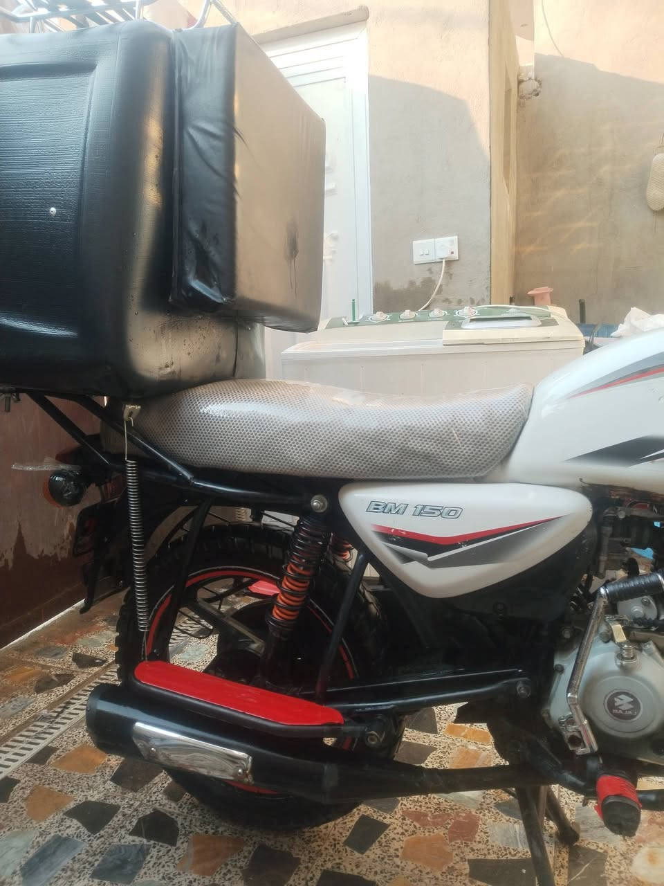 بوكسر كلاسك موديل ٢٠ للبيع
الدراجه خير من الله بس بيها بدايه خيط تبخير
ويرادلها تاير خلفي والدوسه مالت الاستان الصفح طاكه بس موجوده يرادلها لحيم أوراق موجوده كامله اصليه
ماشيه ٢٩ الف لان جانت بلحجز تقريبا سنتين ونص محجوزه
     سعرها مليون و٥٠ الف وبيها مجال للشراي يدلل
مكاني بغداد الزعفرانيه علما الدراجه تنباع بدون صندوق
***********
