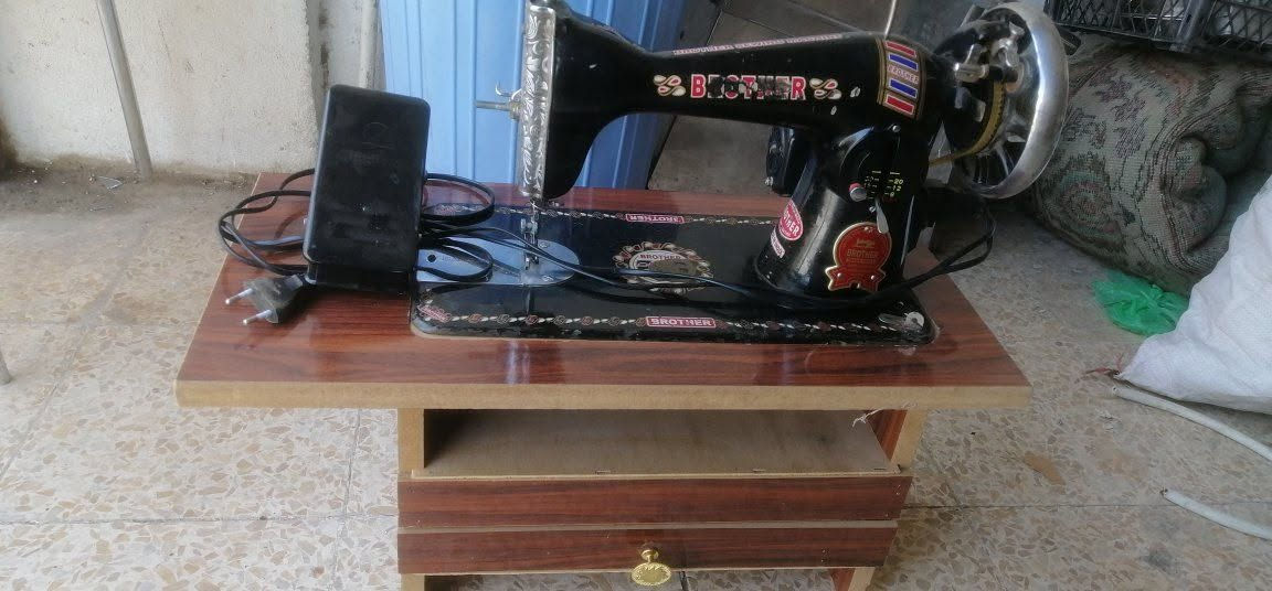 مكينه خياطه شغاله  من القديمات  سعرها 45 مكاني الايمن وادي حجر ***********
