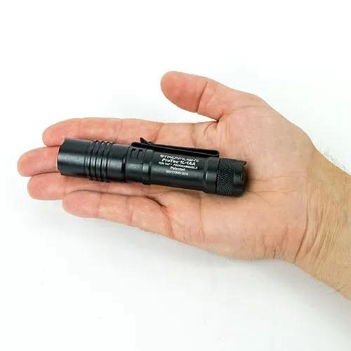معلومات المنتج
مصباح يدوي تكتيكي صغير الحجم للغاية Streamlight Protac 1L - 1AA يعمل بالوقود المزدوج بقوة 350 لومن

يُعدّ أحدث إضافة إلى سلسلة ProTac مصباحًا مثاليًا للاستخدام اليومي. يعمل هذا المصباح اليدوي فائق الصغر بنوعين من البطاريات، حيث يقبل بطارية ليثيوم أو قلوية واحدة، مما يوفر لك مرونة فائقة في الميدان لضمان توفر مصدر طاقة دائمًا.

ميزات برمجة TEN-TAP – اختر من بين ثلاثة برامج يمكن للمستخدم تحديدها:

عالي/وميض/منخفض
عالي فقط
منخفض/مرتفع
مخرجات بطارية الليثيوم CR123A: 

الوضع العالي: 350 لومن؛ مدة التشغيل: 1.5 ساعة
إضاءة منخفضة بقوة 40 لومن؛ تعمل لمدة 14 ساعة
وميض للإشارة أو التضليل: يعمل لمدة 3 ساعات
مخرج بطارية AA القلوية/الليثيوم:

الوضع العالي: 150 لومن؛ يعمل لمدة ساعة و20 دقيقة (بالبطاريات القلوية)؛ يعمل لمدة 4.25 ساعة (بالبطاريات الليثيومية)
مستوى منخفض: 40 لومن؛ يعمل لمدة 7.5 ساعات (قلوي)؛ يعمل لمدة 14 ساعة (ليثيوم)
ضوء وامض للإشارة أو التضليل: يعمل لمدة 3.5 ساعات (قلوي)؛ يعمل لمدة 8 ساعات (ليثيوم)@إشارة


**إذا كنت صاحب هذا الإعلان وتريد حذفه لأي سبب، رجاءا أرسل رسالة إلى الدعم الفني**