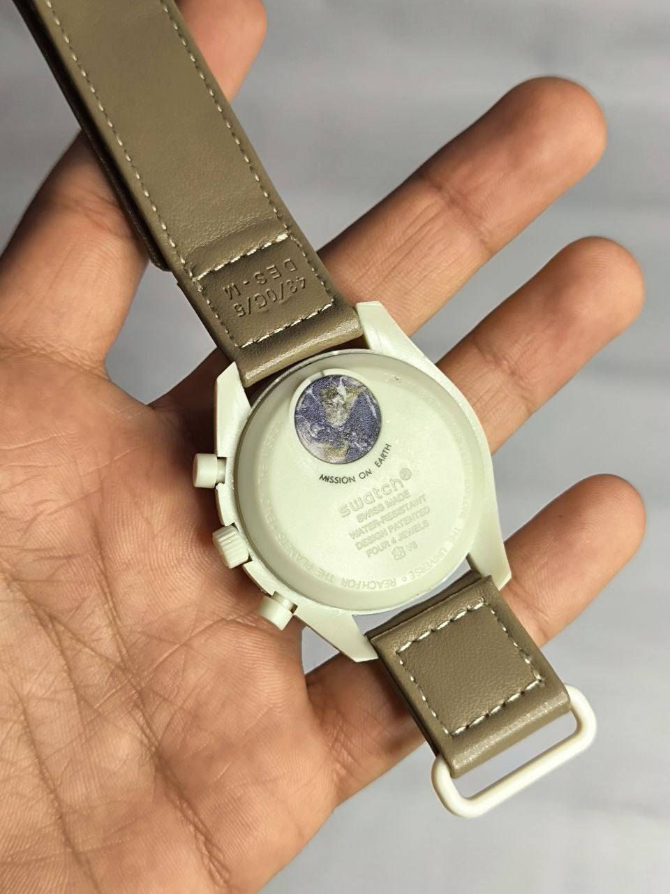 ساعة من ماركة اومكا Omega x Swatch MoonSwatch 
تحفة فنية
تصميم مستوحى من سطح القمر والأرض
مكينة كوارتز ناعمة ستوبوج (جميع السناتر شغاله)
المينا رمادية محببة تعكس شكل التضاريس القمرية
فول لامينوس ارقام واميال
مؤشر مراحل الأرض شغال يظهر الأرض بألوان خاصة والمحيطات تتوهج تحت ضوء UV
مؤشر مراحل القمر شغال 
هيكل من مادة Bioceramic (خليط بين السيراميك والبلاستيك الحيوي)
 سير قماش VELCRO مختم
زجاج معدني مقبب ضد الخدش
مقاومة ماء وغبار 

السعر :-35 الف ع اول تم 
للحجز والاستفسار يرجى مراسلة الصفحه


**إذا كنت صاحب هذا الإعلان وتريد حذفه لأي سبب، رجاءا أرسل رسالة إلى الدعم الفني**