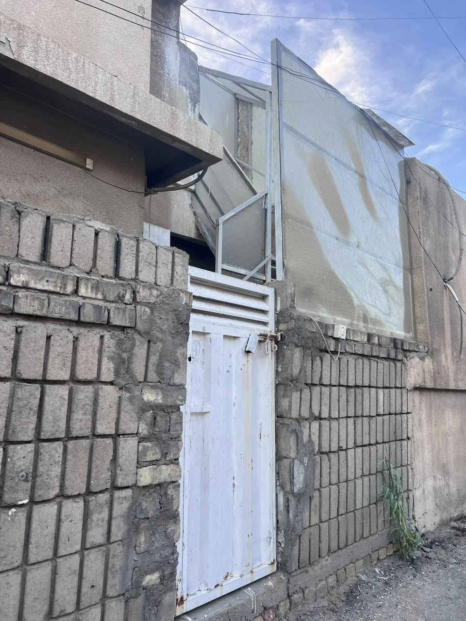 بيت طابق ثاني للايجار العنوان حبيبه ٩ نيسان مقابيل مطعم سقا   *********** سعر للإيجار البيت ٣٥٠الف
