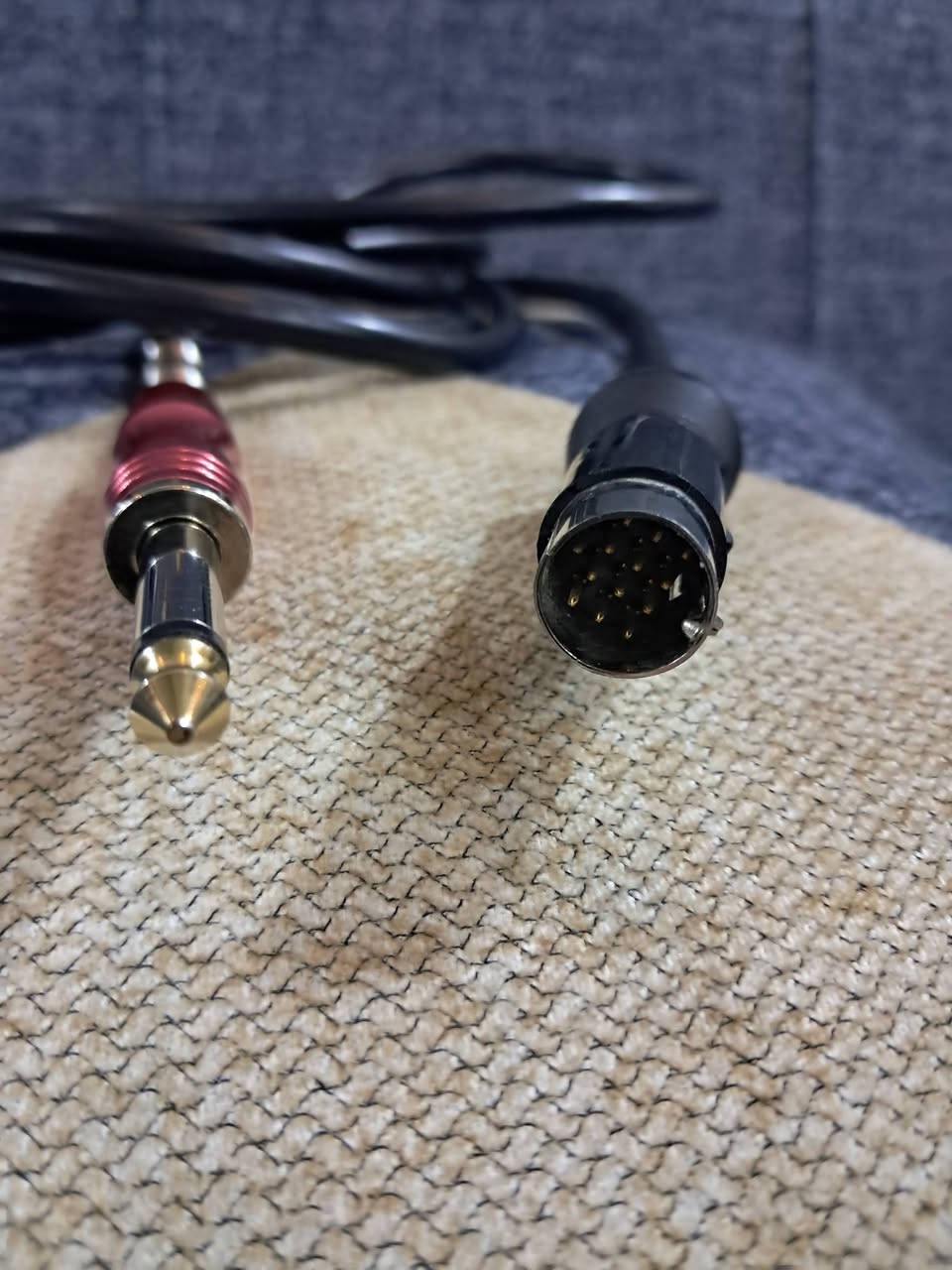 بعد إذن المسؤلين كيبل جك طلقة Roland gr55 للبيع 70 الف واتساب ***********
