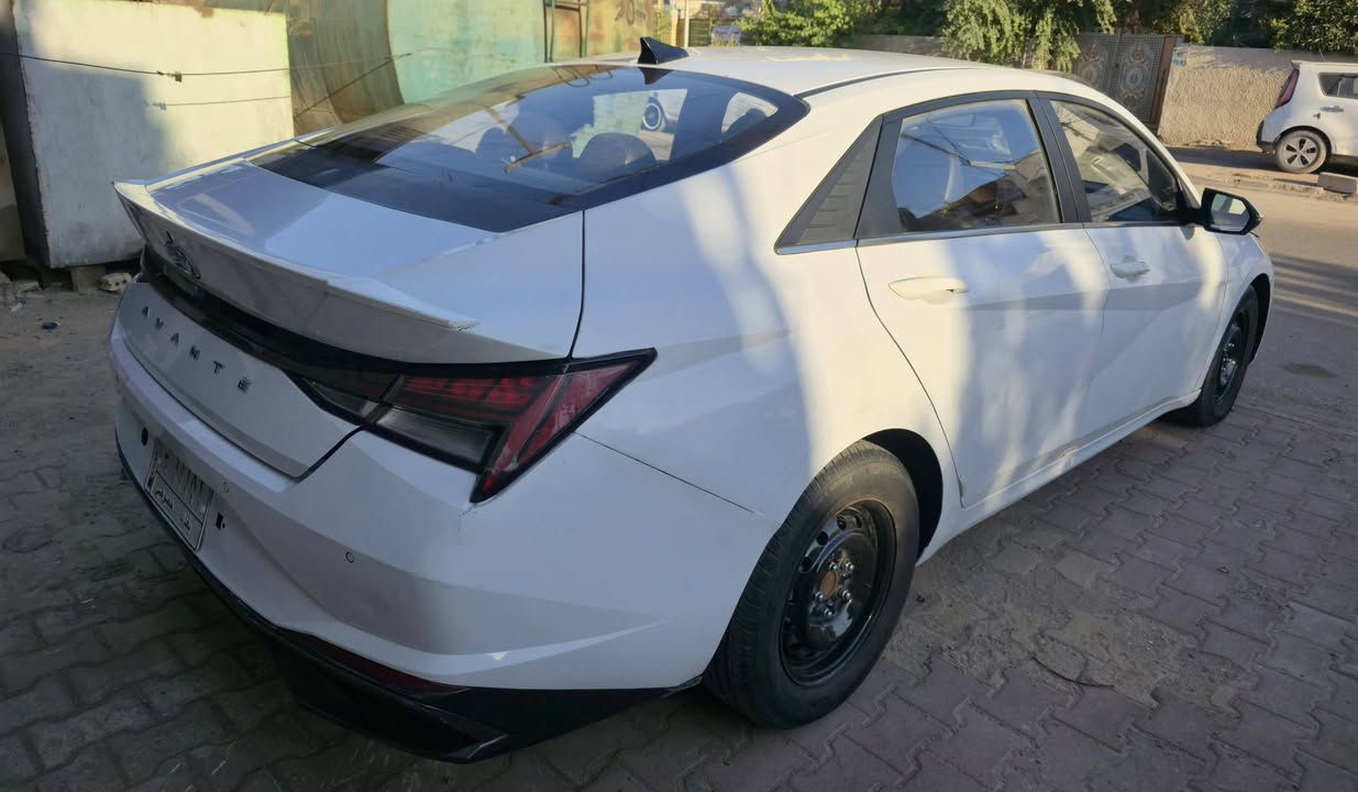 افانتي ٢٠٢١ وارد كوري بانزين
المواصفات فووول :
تدفئة تبريد بالكشنات
نظام ملاحة
كار بلي و اندرويد اوتو
نقاط عمياء 
رادارات امامي خلفي 
اوتو هولد
هاند بريك بصمه
مثبت سرعه
كشنات جلد
السيارة كلش نظيفه 
كير محرك كفاله
رقم بغداد بأسمي
حادثها جنطه وشبر من الجاملغ تعدل بارد ونصبغ ويمي نضربت جاملغ امامي وحافة باب الصدر 
المكان حي اور 
الرقم/***********
السعر ١٣٥ وبيها مجال بسيط حك الجيه
