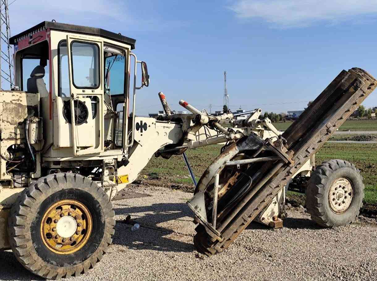 السلام عليكم ورحمة الله وبركاته
🚜 كريدر كوماتسو (الصحراوي) {1988} للبيع 
بدوون ڕقم بس کتاب مزایدە مووجوود بدوون مشکلە
✅ الكريدر نظيف جداً وحالته ممتازة. ✅ صبغ الوكالة، بدون أي صبغ أو ترميم. ✅ المكينة، الكير، الدبل، والبلمات كلها بحالة ممتازة وما بيها أي مشاكل. ✅ المكينة 6 سلندر (وليس 3 سلندر)، يرجى الانتباه. ✅ أربع تايرات جديدة. ✅ اللوك، القمارة، والتبريد كلها جاهزة وشغالة بدون أي مشكلة.
💰 للاستفسار عن السعر، اكتب (السعر) بالتعليقات، وسيصلك الرد تلقائياً برسالة.
📞 للتواصل: {***********} واتساب ڤایبر موجود
الله يبارك للبايع والشاري.
📢 سڵاوی خودا لە هەمووتان
بەبێ ژمارەیە تەنها پەڕاوی حکومەتی هەیە بێ کێشەیە 
موودێل 1988 
🚜 گریدەری کۆماتسۆ (ناسراو بە صحراوی) بۆ فرۆشتن
✅ گریدەرەکە زۆر پاک و خاوێنە. ✅ هیچ بۆیاغ و سبوغی نییە. ✅ گێر، مەکینە، تەکەر و بەلەمەکان هەموویان زۆر پاک و خاوێنن. ✅ مەکینەکە 6 کەوەرە، 3 کەوەر نییە (تکایە ئاگادار بن). ✅ چوار تایەکە نوێن. ✅ لۆک، قەمارە و تەبرید هەموویان جاهز و بێ هیچ کێشەیەکن.
💰 داوای نرخ لە کۆمێنت بکەن، وەڵام بە شێوەی ئۆتۆماتیکی بۆتان دەنێردرێت.
📞 ژمارەی پەیوەندی:{***********} واتساب و ڤایبەر
