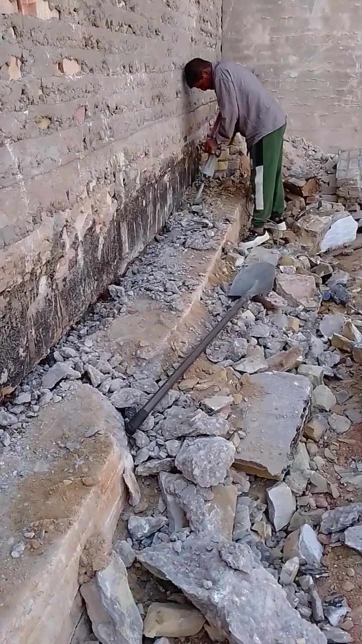 السلام عليكم نعمل بالتفليش البيوت القديمه والترميم وقص الرباطات والتفليش الارضيه ***********
