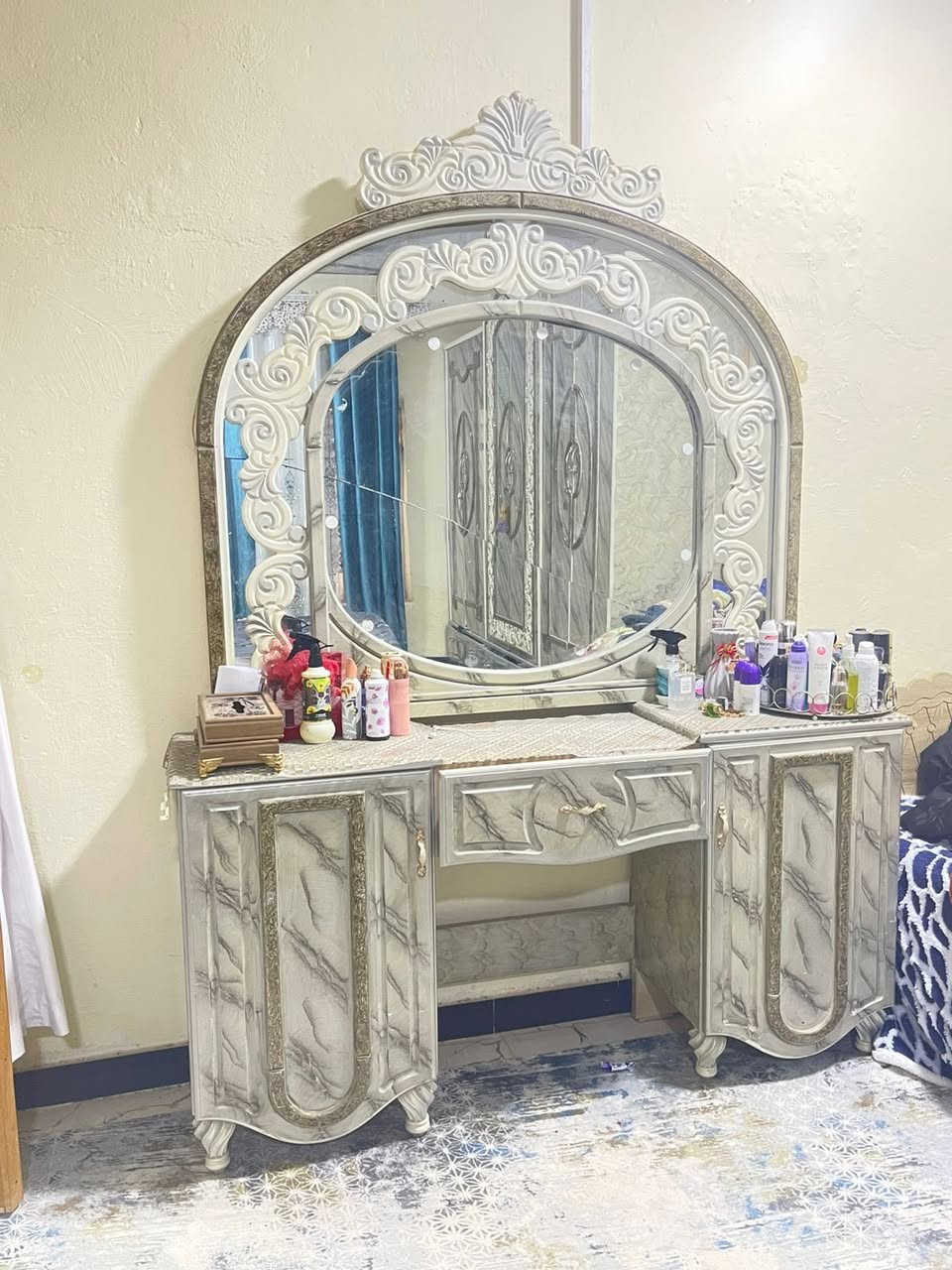 سلام عليكم غرفة صاج شغل عراقي البيع تسكام ثقيل مصبوغة صبغ حراري كنتور باب٦  طابقين البيع  غرفة جديدي مكان حي الغدير قرب فلكت القاضي رقم *********** موجود واتساب
