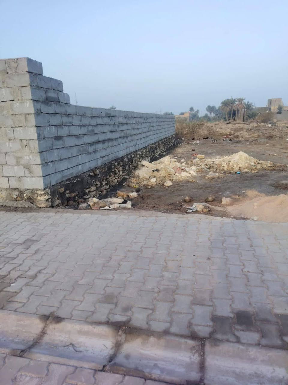 قطعه للبيع حي ناضم المساحه 200 متر مسيجه سياج حجر وبلوك شارعه مثل ما واضح بصوره سعره 15 وبيه مجال قليل ***********
