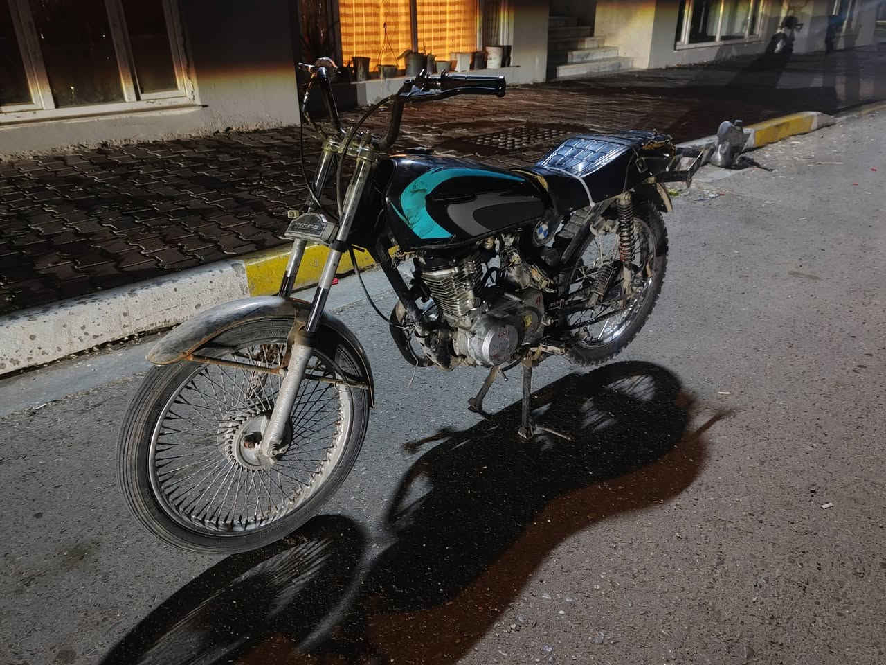 سلام عليكم ايراني تايكر 4 كير للبيع دراجة نظيفة شلعة ومعدل يخبلن بس الجبنه مال كير يرادلها تبديل بيها ظفيره نقصها باتري ولفات جدد اليوم سويتهن يرادلها شوي ترتيبات السعر 400 وبي مجال حك جيه العنوان الدوره رقمي *********** موجود بس خط
