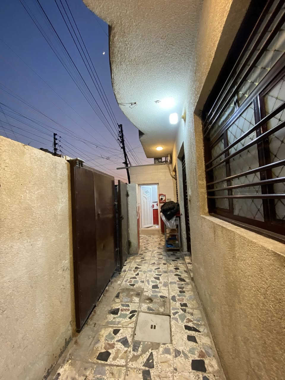 السلام عليكم 
بيت مساحة ٨٠متر مربع طابو صرف
بسعر ١١٠
لبيت مثل ما كدامك و شغل كله جديد و نضيف
وجاهز للتحويل
📍 شرطه الخامسه / سويب شارع الكيات 
للاستفسار ***********📞وتساب
