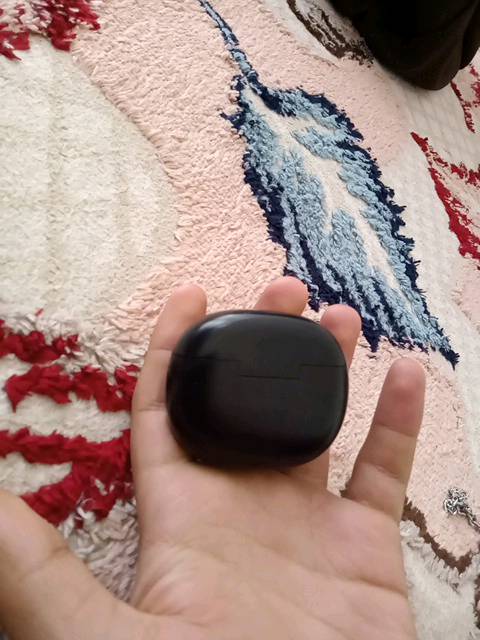 سماعة Redmi شغالة كلشي ما بيهة بس الجهة اليسرة ضايعة وشحن يطول هواية 