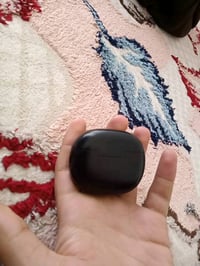 سماعة Redmi شغالة كلشي ما بيهة بس الجهة اليسرة ضايعة وشحن يطول هواية