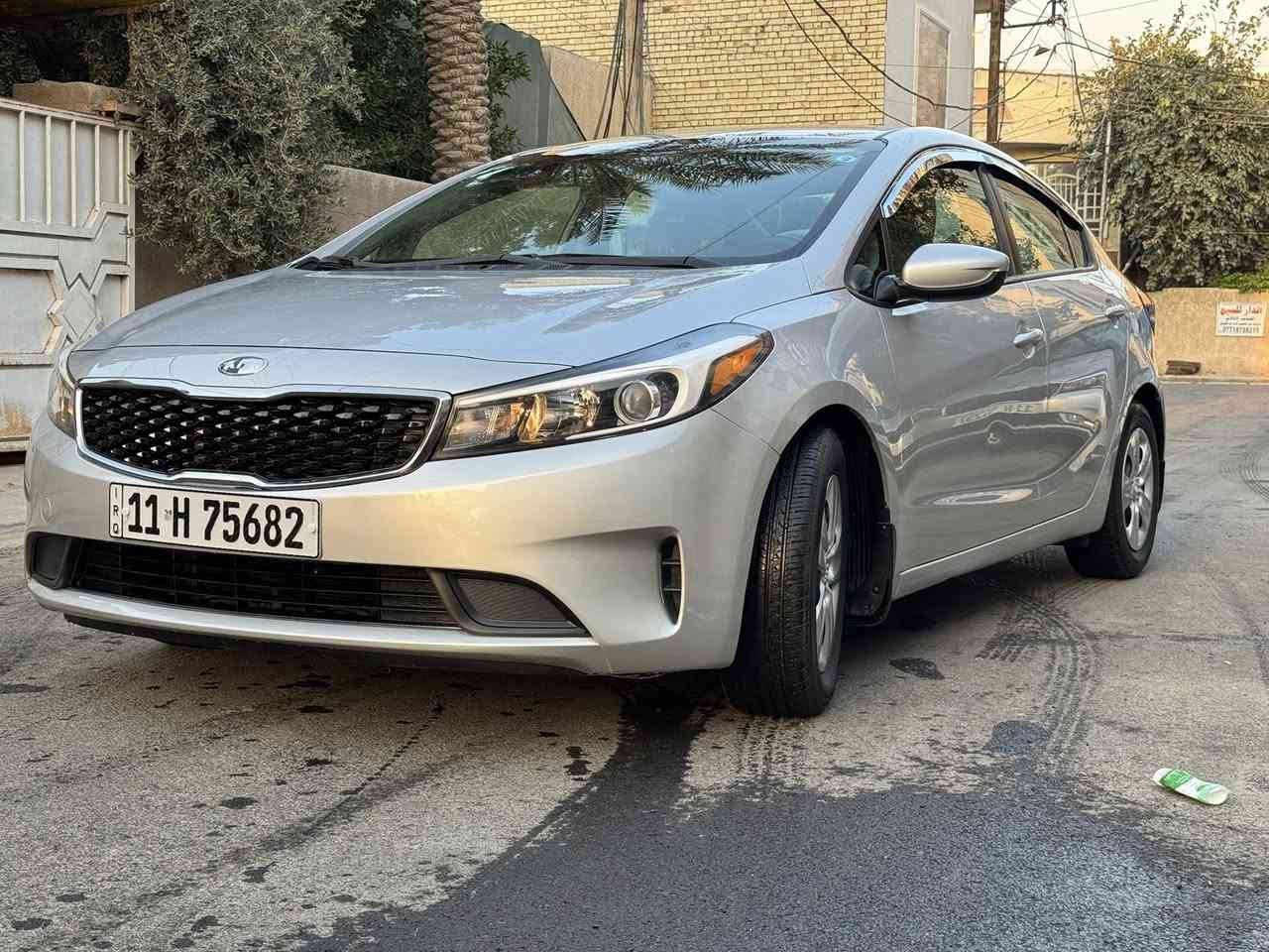 كيا فورتي 2017
حادثهة طخة بالبابين جهة اليمين بدون اي دواخل بجم كبس وهي السيارة كلهة بوضع الشركة
ماشية 61,000 جديدة جداً
محرك 2000 دوش
رقم بغداد الجديد باسمي
تحويل مباشر
مواصفات اعتيادية 
كير محرك تبريد صدر تايرات كلة مكفول برغي مابيهة نقص
السعر 125
مكانهة بغداد حي الاعلام 
***********
