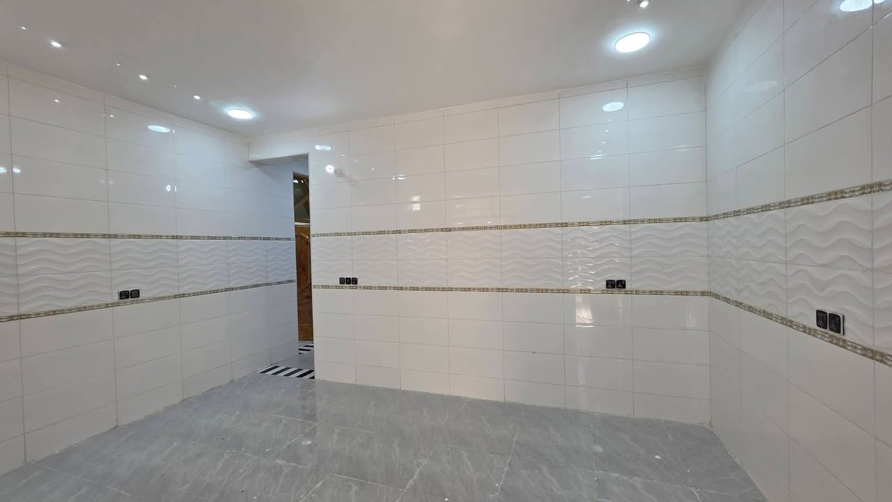 السلام عليكم دار للبيع بصف الركن شارع ١٠ م كوت حي الحكيم شارع الوائلي يبعد عن شارع الصب ٥٠ م يحتوي ع غرفتين نوم وصالة ومطبخ واستقبال اوصحيات داخليه وخارجيه البناء طابوق درجه اولى السعر 85 وقابل للتفاوض ***********
