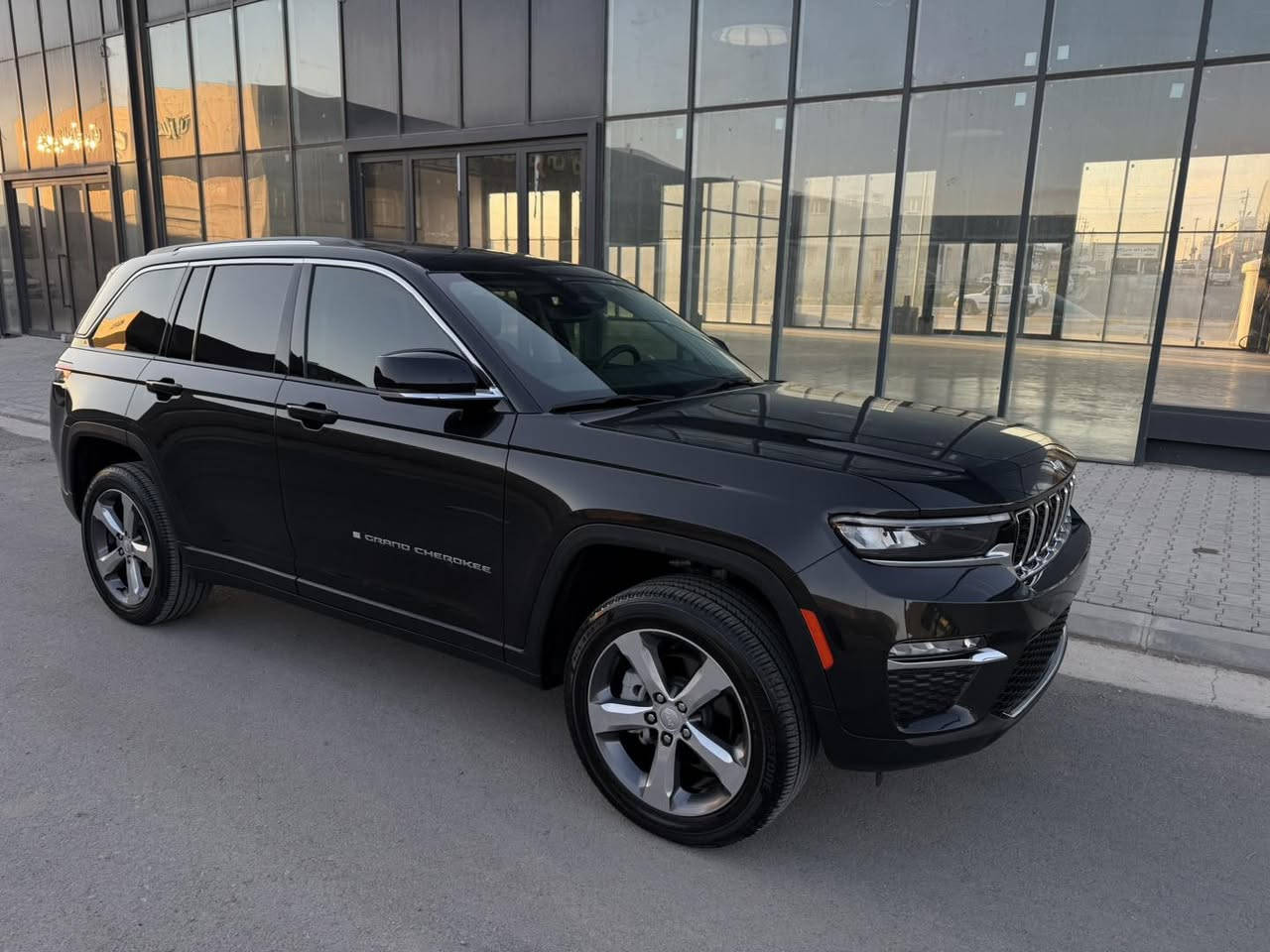 Jeep Grandcherokee Limited 2024 
فول فول مواصفات
پانوراما
ده بل اكسل 
شاشه گه وره
كشن هيتر
٣ مود ليخورين
صندوق جه گ
ويل گه وره 
فول فول 

بي بوياخ 
ارباك نه ته قيوه
ده عامي بو ده عامي بي گوراو 
بي تعديل
بي بوياخ

كلين 
٣ مانگ كاتي له گه له

***********
