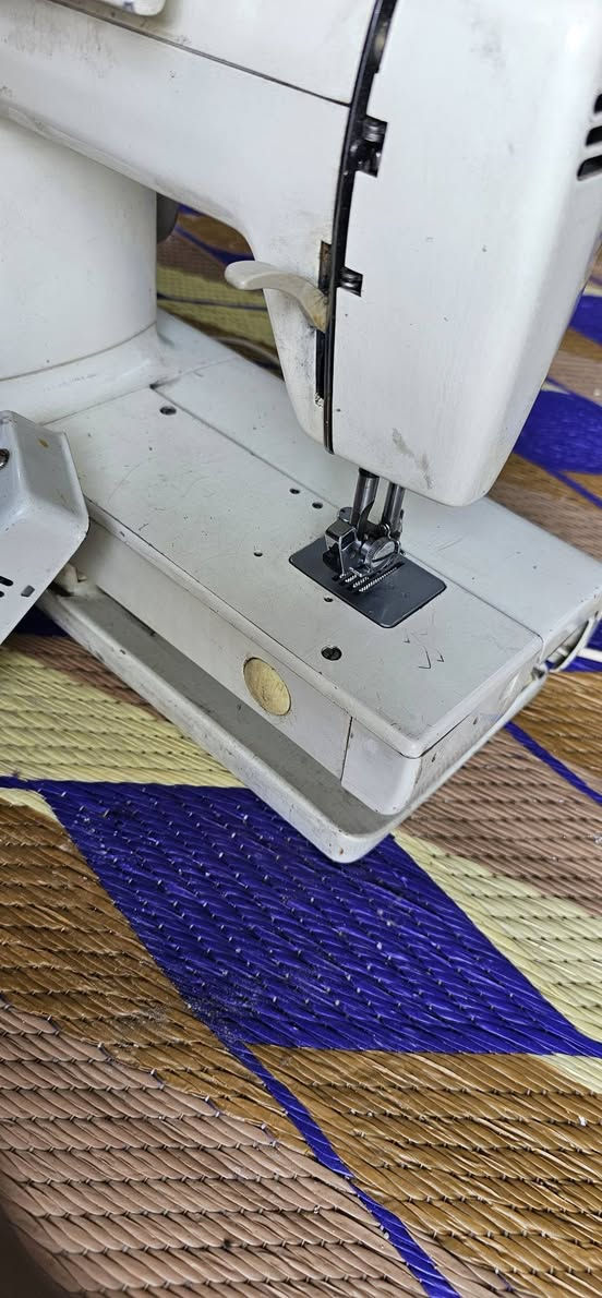 السلام عليكم شباب عندي مكينه خياطه صناعه ياباني جديده ونضيفه ما مستعمله كامله مكمله مع جنطه للمكينه السعر 150 قفل مكاني بغداد مدينه الصدر للستفسار او رقم الهاتف *********** وتدللون
