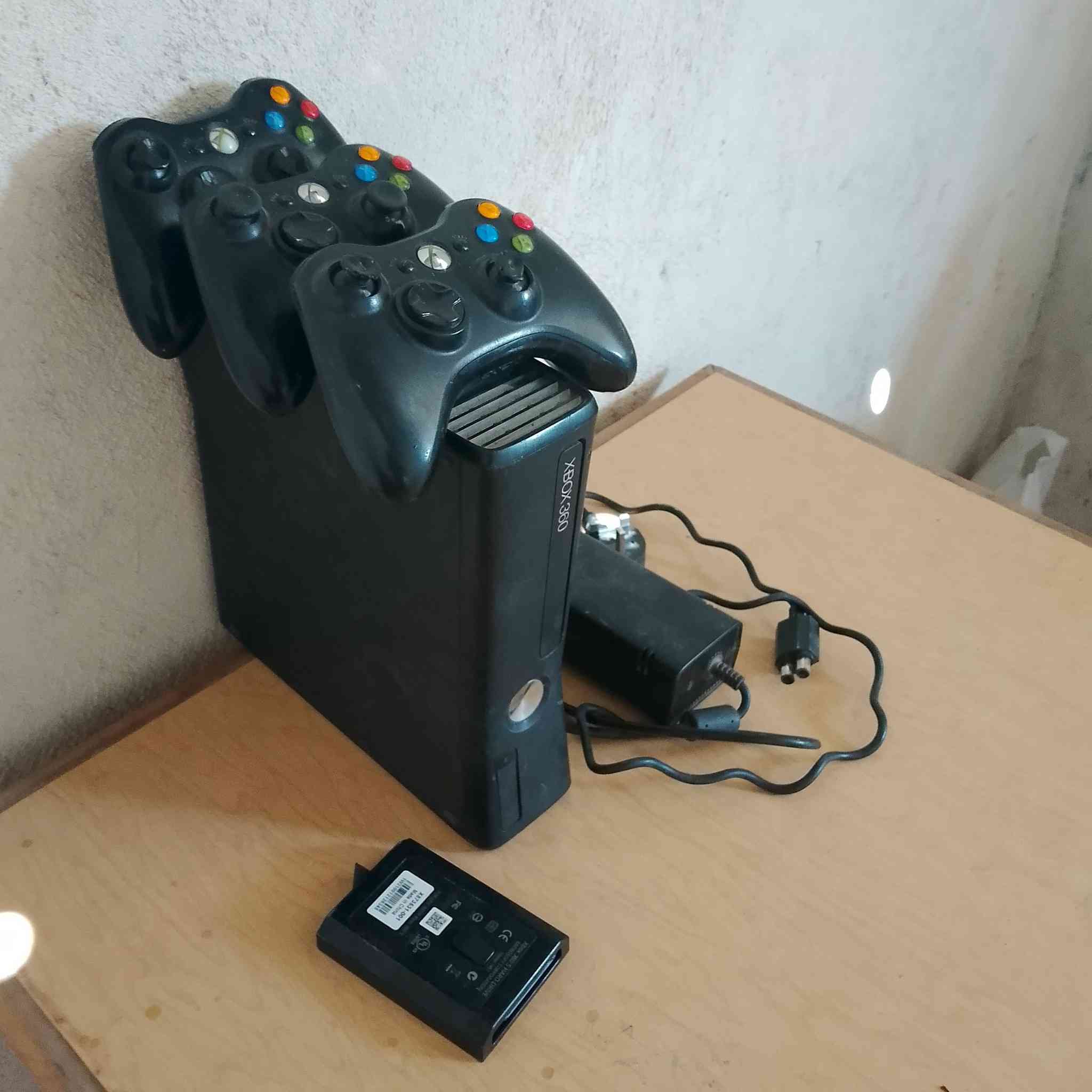 سلام عليكم بلي اكس بوكس 360سلم هارد واحد بي 76العبة وية 3جوستكات شحن سعر 120قفل وحياهم الله رقم ***********    ***********
