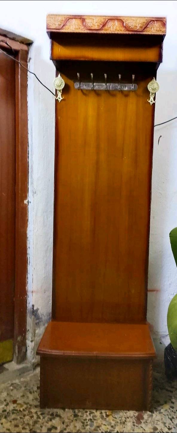 غرفة نوم مميزة بتصميم كلاسيكي أنيق، تتكون من سرير خشبي جميل، وخزانة كبيرة للتخزين بتصميم مزخرف، بالإضافة إلى مكتب تلبيس مع مرايا ودروج لتسهيل التنظيم. الأثاث مصنوع من الخشب عالي الجودة، مثالي لإضفاء لمسة من الفخامة والتنظيم على غرفة النوم.