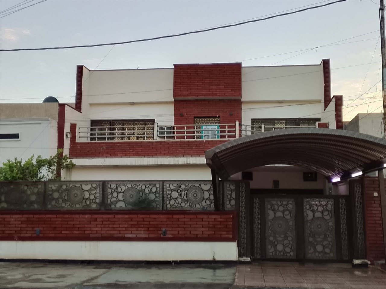 السلام عليكم
دار للبيع مساحه 225
الدوره الرواد مربع الذهبي شارع20 البيت مقابيل دائره كهرباء ثاني بيت على شارع العام موقع مميز 
طابو صرف 
يحتوي البيت على اربع غرف نوم
مطبخ عدد 2 حار بارد صحيات عدد 3
صاله كبيره وحولي حديقه وكراج كبير البيت يباع مع الاثاث مطبخ ايطالي درجه اولى تفصال + 4سبالت كنتوري 
السعر خاص او اتصل على الرقم
***********
