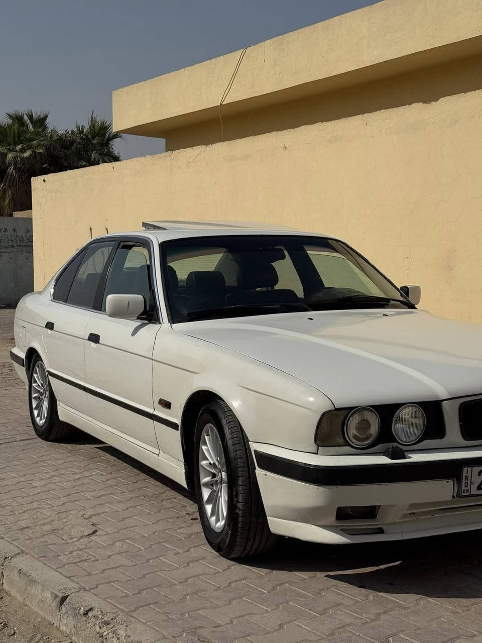 سلام عليكم
BMW 525i موديل 1992
قبل كلشي السياره صبغ شركه ما مصبوغه جماليه 🟥🟥
السياره فول  
بجم عريض  
دعاميات m 
 كراسي جلد و كهرباء
كير اوتوماتيك
فتحه 
دبل ايرباك
دمام
ويل رياضي
سنتر لوك
تبريد ثلج
حماوه ثابته صيف شتاء
السياره جاهزه من فلاتر و دهن و باتري جدد
 زوج تايرات جدد
السياره بيه قطعتين و نص  صبغ فقط + تكحيلات كلش صغار 
السعر ٧١ و بي مجال 
مكاني نجف كوفه 
***********
