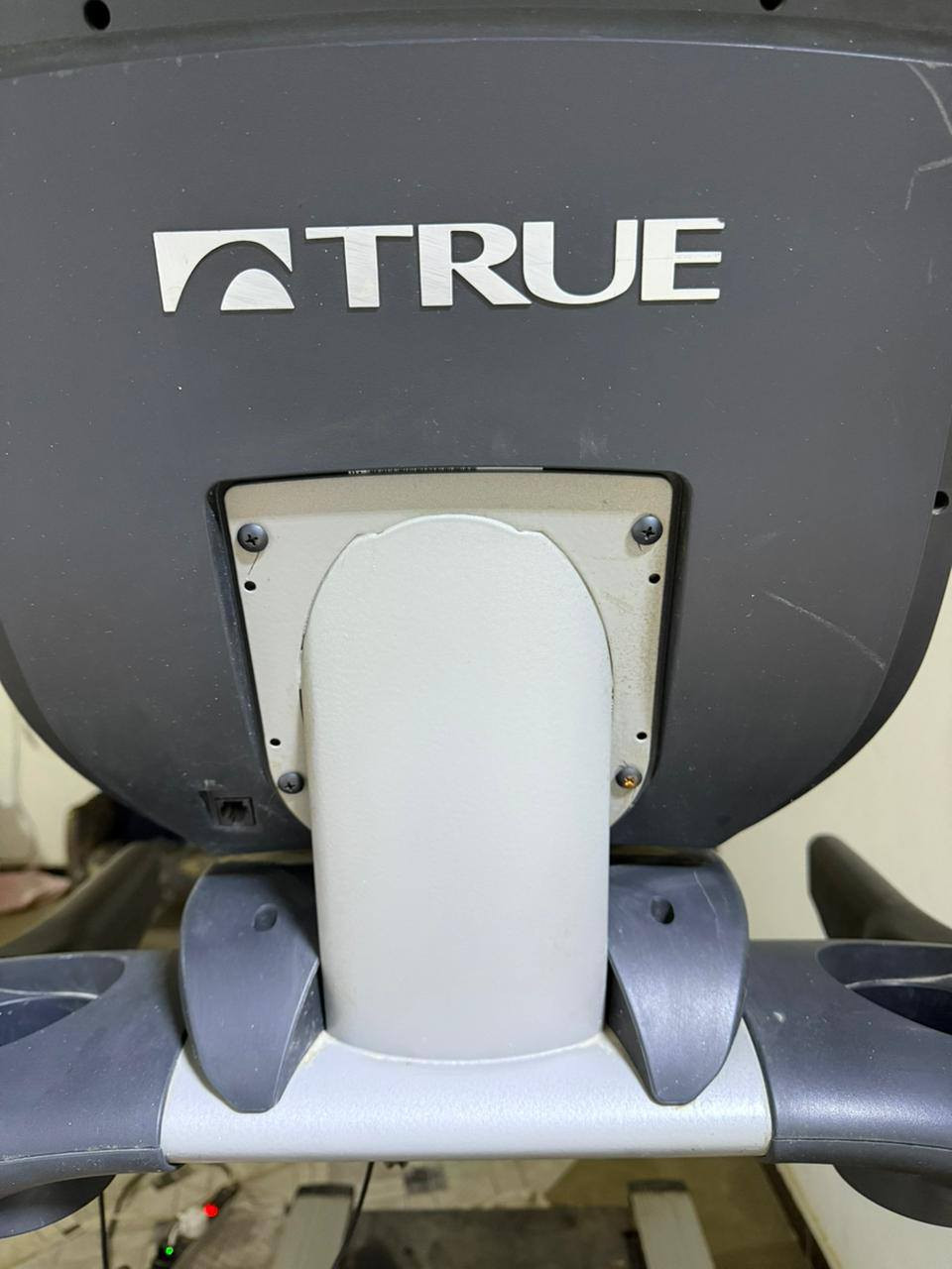 جهاز جري  من شركة TRUE Fitness
جهاز امريكي دبل ماطور 
استخدام قليل 
نظام امتصاص الصدمات مناسب للركبه والظهر 
هيكل قوي وثابت
الوزن 180
مناسب جدا للقاعات
للاستفسار 
***********
